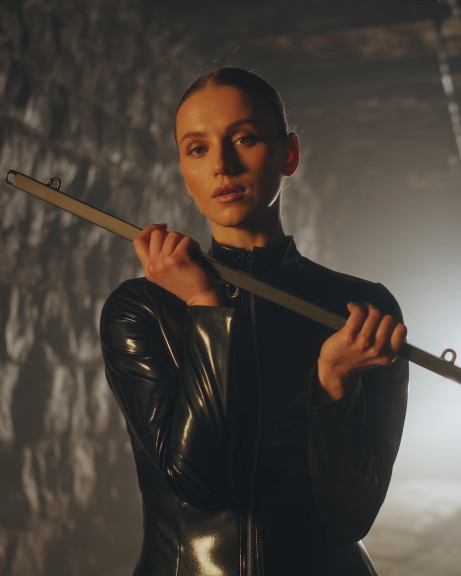 SPREIZSTANGE aus Vierkantstahl in schwarz - 80cm mit 5 Ösen