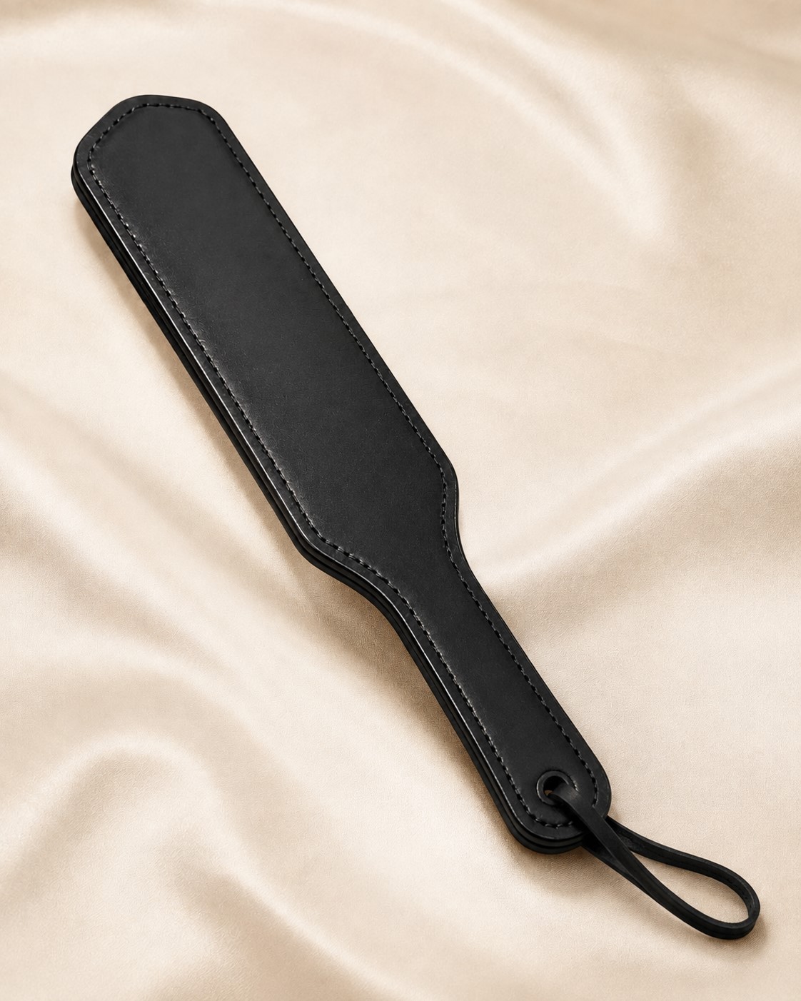 kraftvolles, schwarzes Lederpaddle